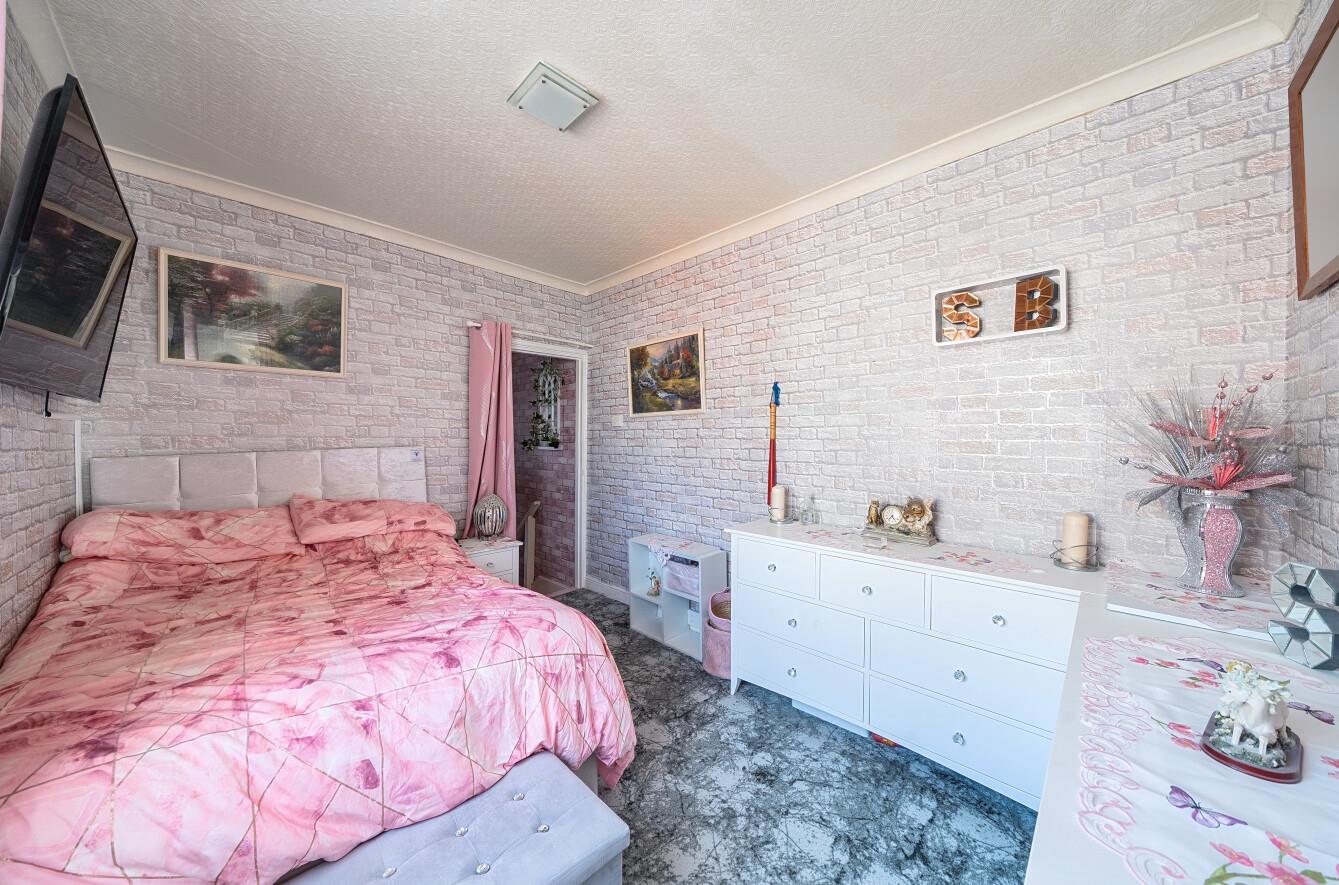 Vera Road, Clydach, Swansea, SA6 5QE